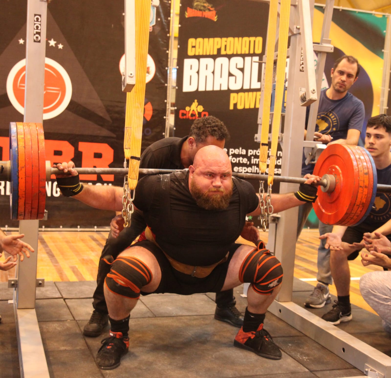 Ademir Sbissigo em competição de powerlifting