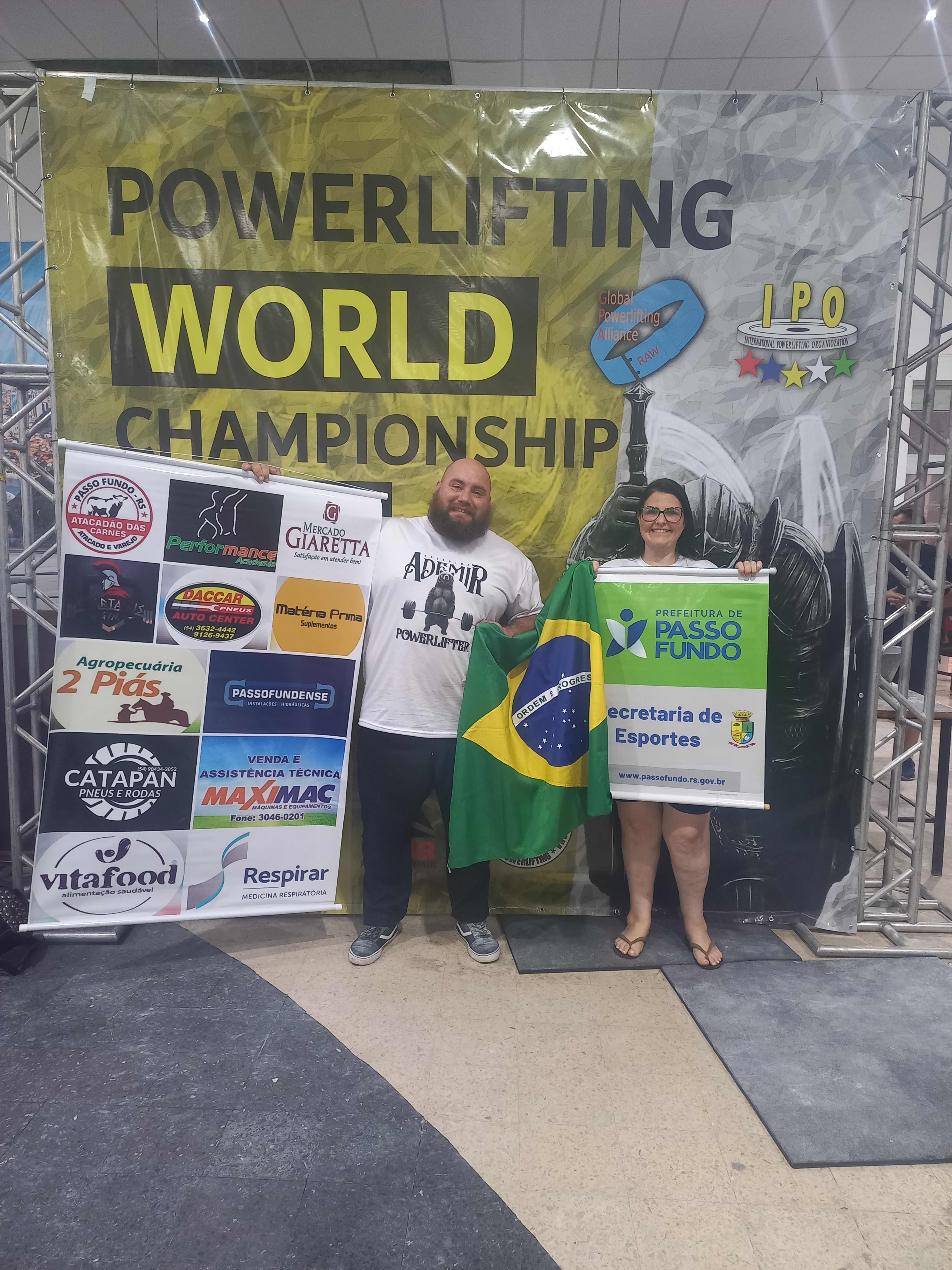 Ademir com a bandeira do Brasil